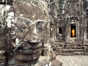 buddhist-monk-and-large-stone-face_ANGKOR