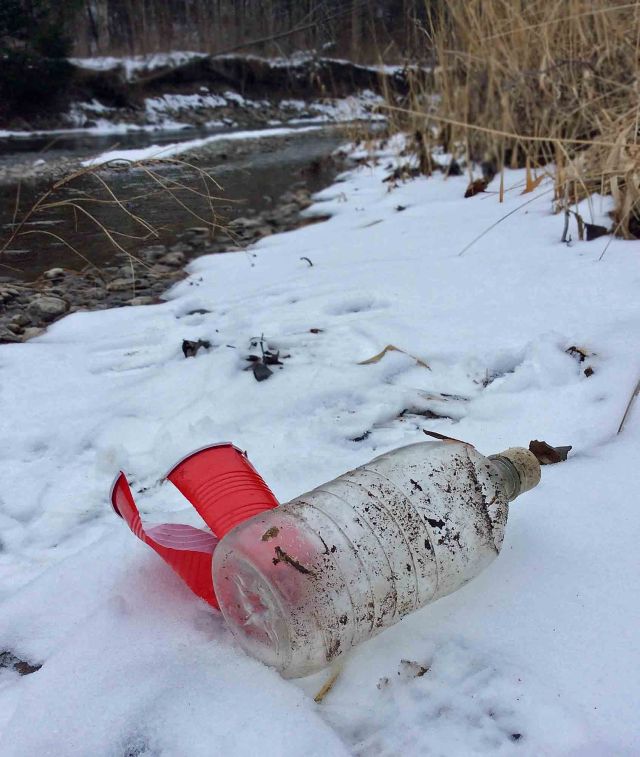 rouge-trash by river