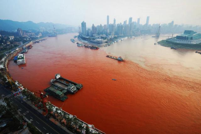 Yangtze flows red in Chongqing in 2012